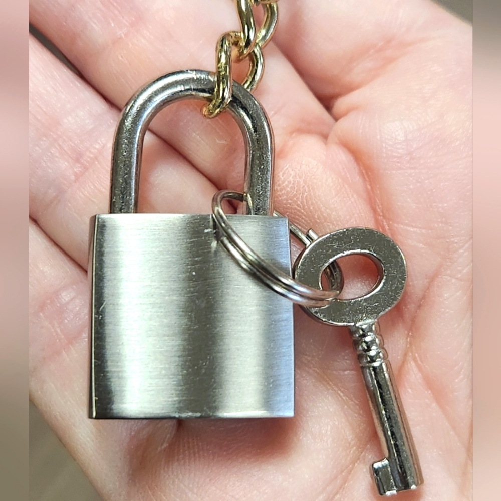 REACTION Kenneth Cole Padlock Keychain RARE - Picture 4 of 6